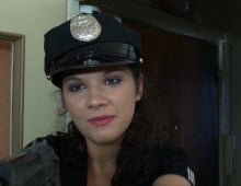 Stella, uma policial peituda que resolve os problemas à sua maneira!