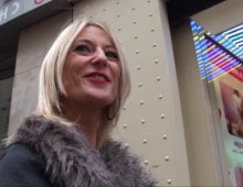 On baise une blonde trentenaire dans un sex-shop parisien!